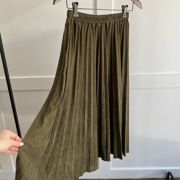 SOLD – Oak+Fort Pleated Olive Midi Skirt - Picture 2 of 3